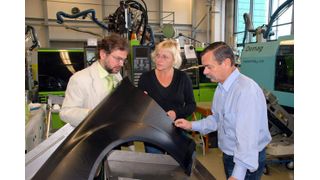 Die Forscher Bernd Kretzschmar, Dr. Doris Pospiech und Dr. Andreas Leuteritz vom IPF mit dem Prototyp eines Karosseriebauteils. (Archiv: Vogel Business Media)