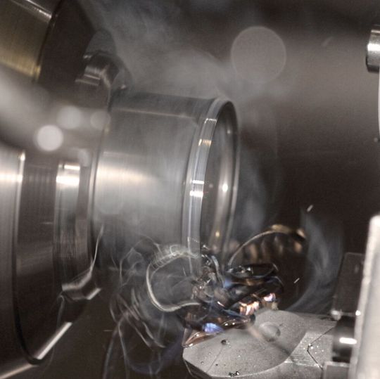 Schwieriger zu bearbeiten: Blei sorgt für prozesssicheres und produktives Bearbeiten, Ersatzlegierungen verursachen meist noch Wirrspäne. (Bild:  Konrad Mücke)