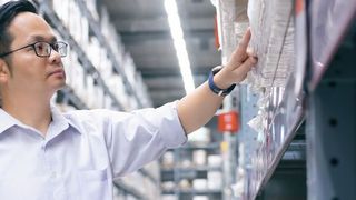 Wegen fehlerhafter Bestandsplanung kommt es oft vor, dass sich Logistikleiter von ungenutzten, weil überbevorrateten Ersatzteilen trennen müssen, weil diese zu viel Lagerplatz einnehmen. (©ijeab - stock.adobe.com)