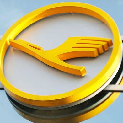 Um die Nase des Kranichs wieder deutlicher nach oben zu bewegen, hat das Lunfthansa-Management einen rigorosen Sparkurs eingeschlagen. Dieser soll den Konzern insgesamt stärken. Er wird aber auch rund 4.000 Arbeitsplätze in der Verwaltung kosten ... (Bild: Lufthansa)