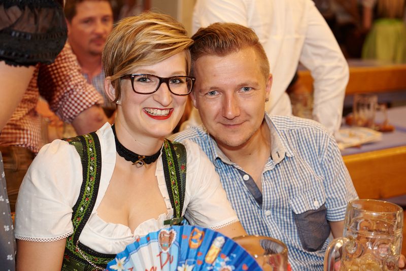 Karin Pritscher (ALSO) sorgte mit ihrem Fächer für kühle Luft (mit Marco Reitberger,ittrade) (ALSO)