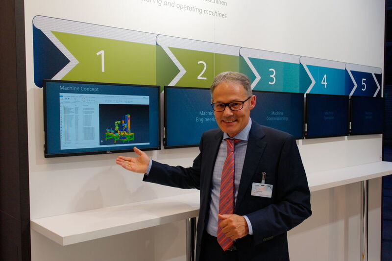 Siemens-Experte Dr. Olaf Brandt erläutert den Mechatronix Concept Designer der Software NX 11. (Reinhold Schäfer)