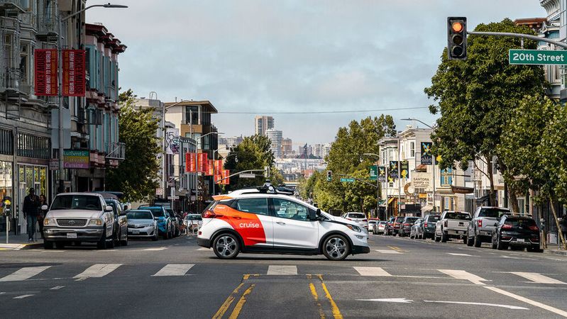 In San Francisco dürfen Robotaxi-Anbieter wie Cruise und Waymo künftig Fahrgäste rund um die Uhr und im gesamten Stadtgebiet befördern. In San Francisco dürfen Robotaxi-Anbieter wie Cruise und Waymo künftig Fahrgäste rund um die Uhr und im gesamten Stadtgebiet befördern.