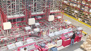 Die OSR-Shuttle-Technik von Knapp bietet dank ihrer Gestaltungsfreiheit höchste Lagerkapazität und bis zu vierfachtiefe Lagerung in Fachbodenregalen. Bild: Knapp (Archiv: Vogel Business Media)