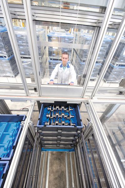 Der QX-Behälter ist in erster Linie für den Einsatz von Tiefziehformteilen konzipiert. Jeweils drei Kurbelwellen finden in einem Behälter Platz. (Bild: SSI Schäfer)