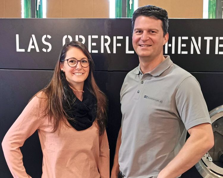 Mit Innovationen erfolgreich: Philipp Langer (Geschäftsführer) und Livia Langer (Administration) der LAS Oberflächentechnik AG in Rothenthurm. (Bild: Vollrath)