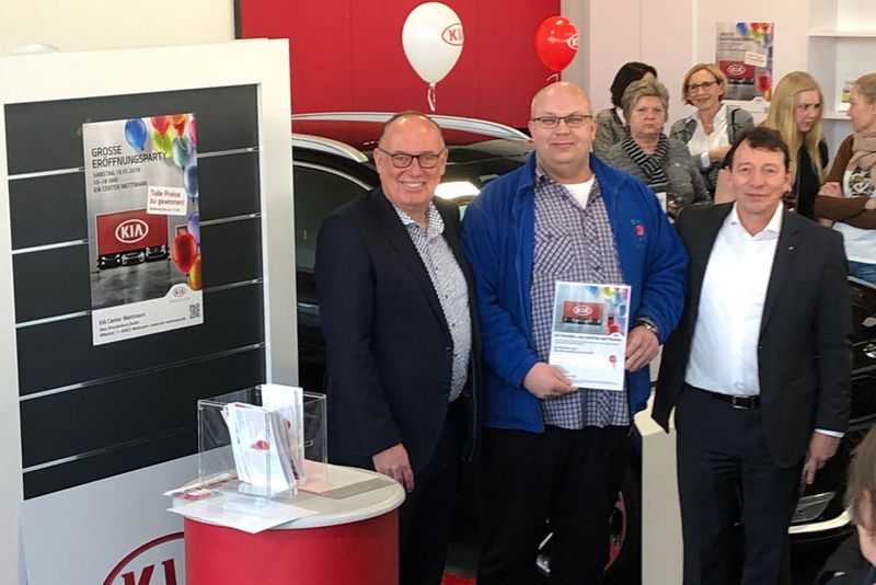 Einige Besucher freuten sich auch. Bei einem Gewinnspiel gab es Servicegutscheine ... (Hans Brandenburg)