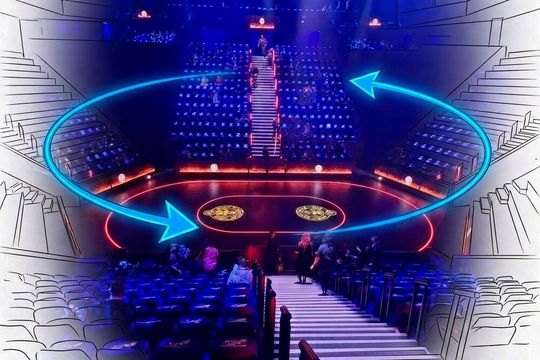 Für «The Hunger Games: On Stage» tragen und bewegen Antriebssysteme mit Stöber Kegelradgetrieben Tribünenblöcke mit einer dynamischen Last von bis zu 26 Tonnen – Platz für bis zu 112 Zuschauer pro Block.(Bild:  Stöber)