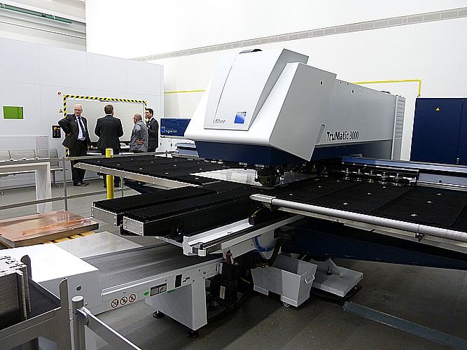 Die Trumatic 3000 bietet etwas Einzigartiges bei Kombimaschinen. Sie vereint drei Technologien in einem System: Laserschneiden, -schweißen und Stanzen. (Kuhn)