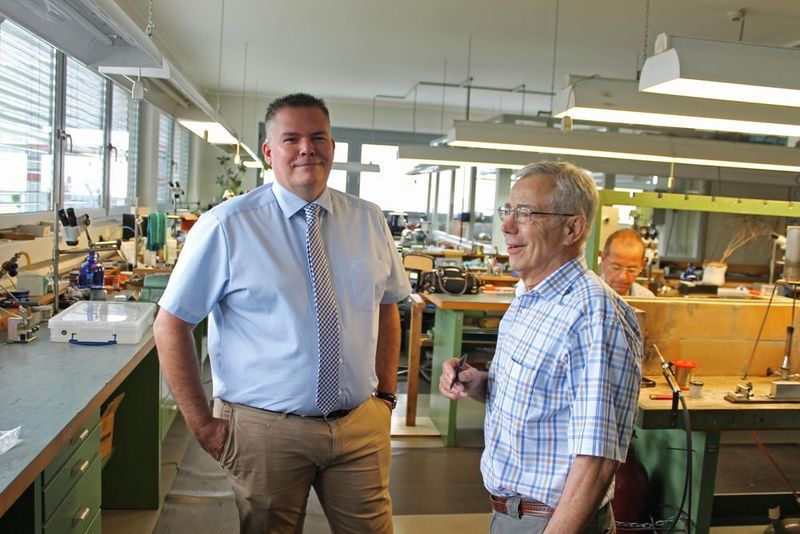 W&R-Vertriebsmitarbeiter André Herzog (links) im Gespräch mit dem Firmengründer Günter Stoffel. Der gute Kontakt beider Unternehmen, ist ein wichtiger Punkt und Entscheidungsfaktor für Maschineninvestitionen. (W& R / Zikomm)