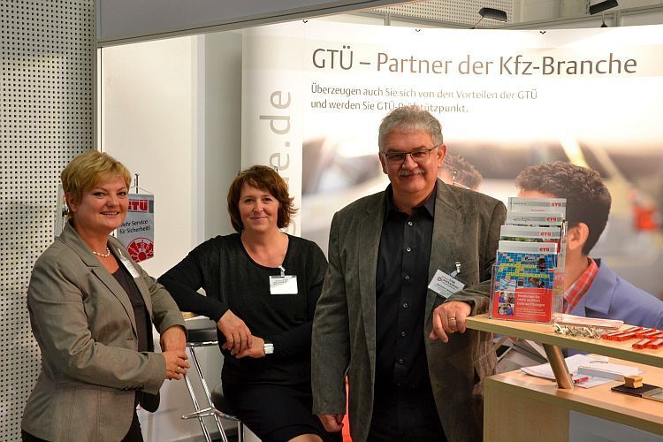 Elke Günter (links) von Vogel Business Media erkundigt sich bei Monika Penazzi und Hermann Schenk nach Neuigkeiten von der GTÜ, einem der Sponsoren der Fachtagung. (Foto: Rosenow)