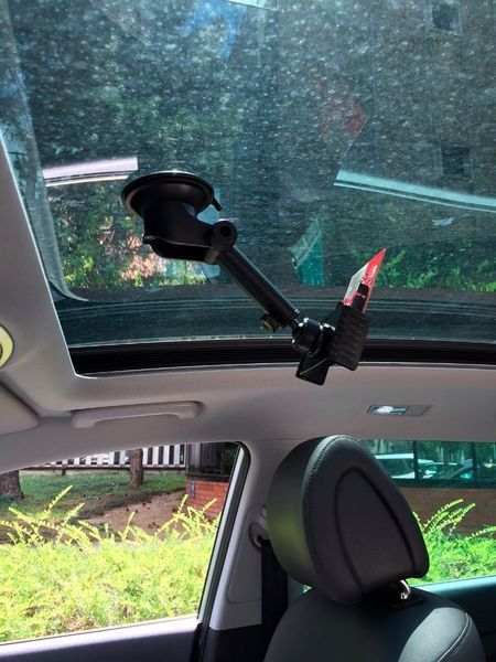 Bild 1: Anbringung des mmWave-Sensors am Glasdach eines Fahrzeugs. (Azcom)