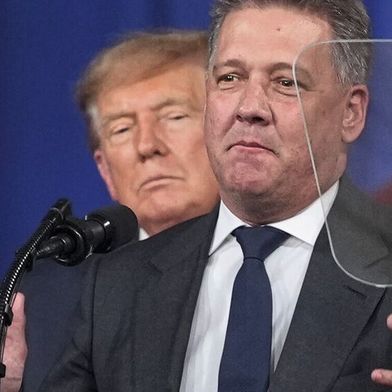 Am vergangenen Samstag auf einer Wahlkampfveranstaltung der US-Republikaner im Guardian Centers of Georgia: US-Präsident Donald Trump hört Audi-Chef Gernot Döllner zu.  (Bild: picture alliance / AP Photo / Mark Schiefelbein)
