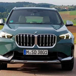 Aus dem BMW-Werk in Regensburg rollen zum Start je zwei Diesel- und Benziner-Varianten vom Band.(Bild:  Autoren-Union Mobilität / Frank Wald)
