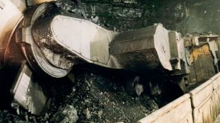 Mit ECSCAD konzipierte Elektrik setzt die riesigen Walzenlader unter Tage in Gang. (Mensch und Maschine)