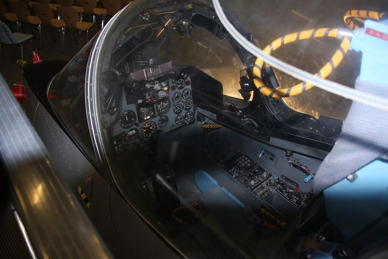 Blick ins enge Cockpit...nix für Klaustrophobiker... (Königsreuther)