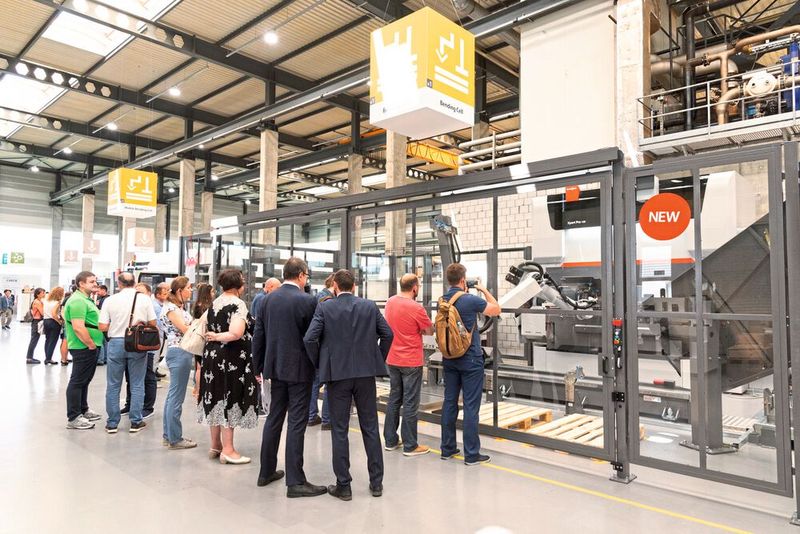 Vollautomatisiertes Biegen: Die Abkantpresse Xpert Pro mit Robotik. Die Automation übernimmt das Einrüsten, das Biegen, den Greiferwechsel und legt die fertigen Biegeteile sortiert ab. (Bild: Bystronic)