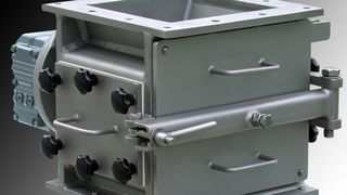 Das Material mit den Klumpen gelangt durch die Schwerkraft auf die rotierenden Schläger, wo sie auf die gewünschte Endkorngröße zerkleinert werden.  (Bild: Mancon)