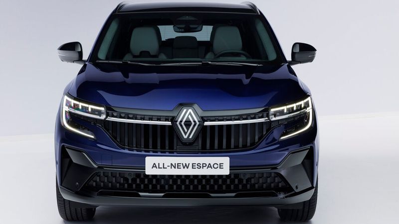 Je nach Ausstattung trägt der Kühlergrill vertikale Streben oder Einsätze im Schachbrettmuster. (Bild: Renault)