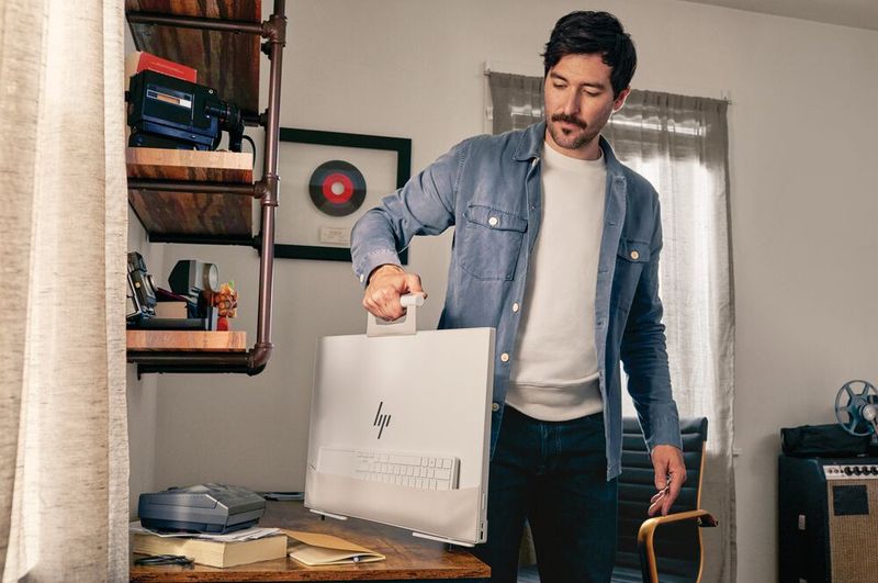 Beim Anheben des 4,5 kg schweren Rechners über den integrierten Tragegriff klappen die beiden Standfüße automatisch ein. (Bild: HP)