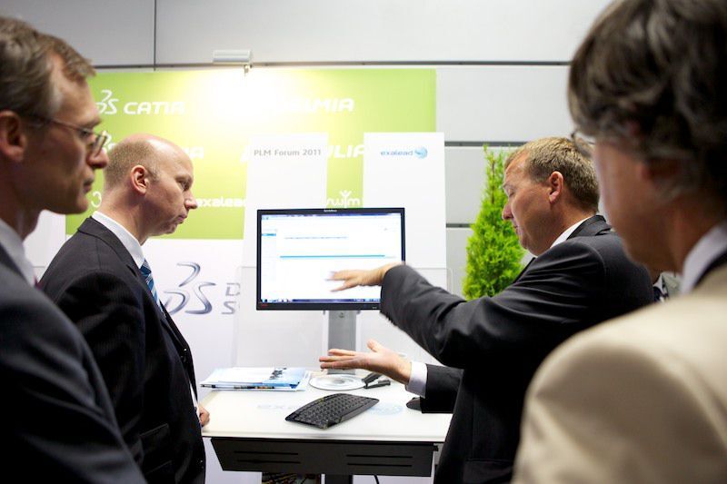 Auf dem PLM-Marktplatz erläuterten Dassault-Systèmes-Mitarbeiter die Funktionen verschiedener PLM-Lösungen, zum Beispiel der Suchmaschine Exalead.  (Bild: Dassault Systèmes)