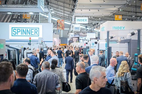 Rund 65 000 Besucherinnen und Besucher aus 76 Ländern sowie 1195 ausstellende Unternehmen aus 34 Ländern nutzten die fünf Messetage für intensive Fachgespräche.(Bild:  Thomas Wagner / Messe Stuttgart)
