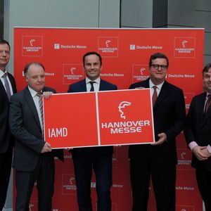 Die neue Leitmesse IAMD wurde mit Unterstützung des Ausstellerbeirats von MDA und IA sowie der Verbände ZVEI und VDMA zur Realität: Gunther Koschnick (ZVEI), Dr. Gunther Kegel (IA), Dr. Jochen Köckler (Hannover Messe), Christian H. Kienzle (MDA) und Hartmut Rauen (VDMA) (v.l.)