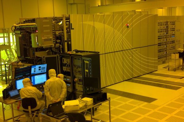 Ingenieure des SUNY Polytechnic Institute Colleges of Nanoscale Science and Engineering’s NanoTech Complex in Albany, New York, bedienen die EUV Lithographie, welche den Maskierungsprozess der Fertigung der Silicon Nanosheet Transistoren auf 5 nm Strukturgröße ermöglicht. (Dan Corliss / IBM Research)