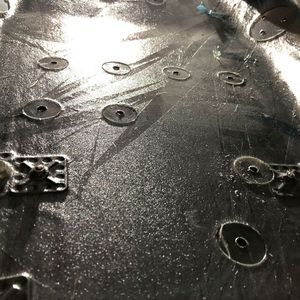 Die Big-Head-Befestiger werden einlaminiert in das CFK Monocoque eingebettet, um daran dann die Aerodynamik-Bauteile anzuschrauben.(Bild:  Bossard)