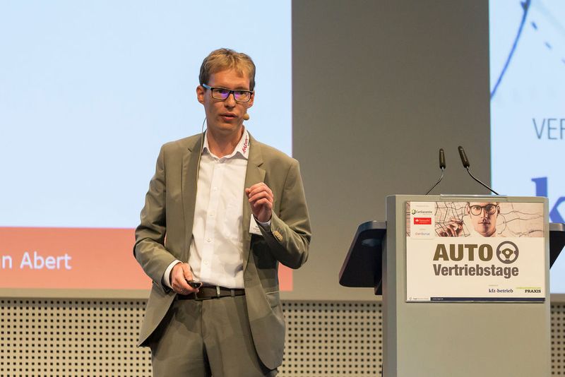 Stephan Abert vom Autohaus MKM Huber umriss in seinem Kurzvortrag die Herausforderungen, mit denen ein Betrieb beim Verkauf von Elektroautos konfrontiert ist.  (Stefan Bausewein)