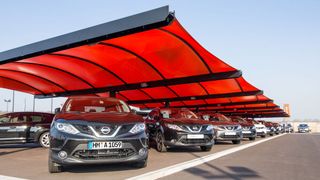 Für das textile Dach stehen über 40 Farben zur Auswahl. Auch die Form ist – neben einigen Standardlösungen – individuell wählbar. (Bild: Hacobau GmbH)