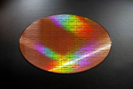 Rapidus hat im Werk IIM-1 in Chitose die Prototypfertigung von 2-nm-GAA-Transistoren aufgenommen. Abbildung: Prototyp eines 2nm Gate All Around Transistors auf Silicon Wafer. (Bild:  Rapidus)