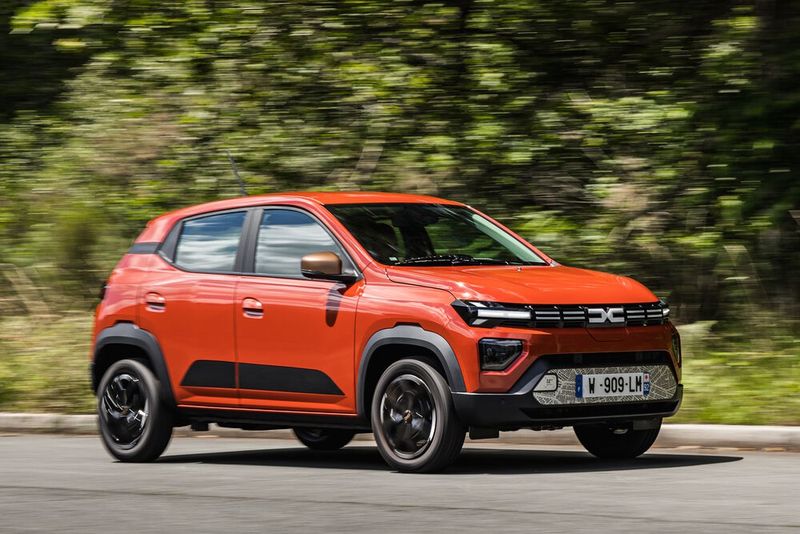 Das Lifting steht dem Dacia Spring gut. Beim „Extreme“-Modell kommen zusätzliche Karosserie-Planken und Zierspangen hinzu. Wer will, rundet den Auftritt mit dem optionalen Dachträger (260 Euro) ab. (Bild: Dacia)