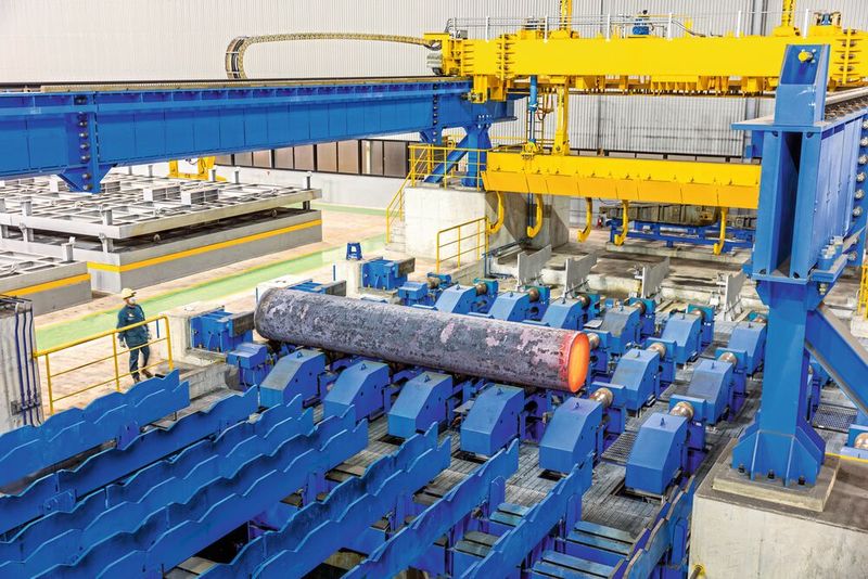 Grosser Rundvorblock (1000 mm Durchmesser) auf dem Abtransport der Stranggiessanlage. (Bild: SMS Concast AG)