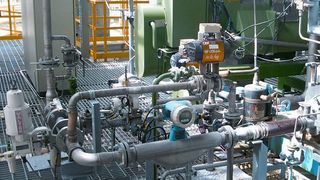 In dieser Anlage zur Herstellung von PVC misst der Coriolis-Durchflussmesser Promass F nicht nur den Durchfluss, sondern auch die Dichte und die Konzentration eines Gemisches aus Wasser und PVC-Pulver.  (Bild: Endress+Hauser)