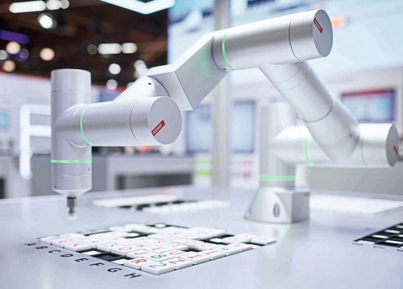 Beckhoff zeigt Physical AI in der Praxis: TwinCAT CoAgent übersetzt natürliche Sprache in Maschinenbefehle und ermöglicht die intuitive Steuerung komplexer mechatronischer Systeme. (Bild: Beckhoff Automation)