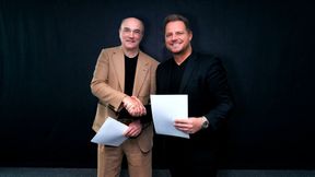 Handshake von David Reger (rechts), CEO und Gründer von Neura Robotics mit Prof. Dr. Ulrich Rüdiger, Rektor der RWTH Aachen. (Bild: Neura Robotics)
