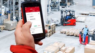 Per Truck-Call-App von Linde Material Handling lassen sich Fahraufträge digital zuweisen. (Viviane Wild)