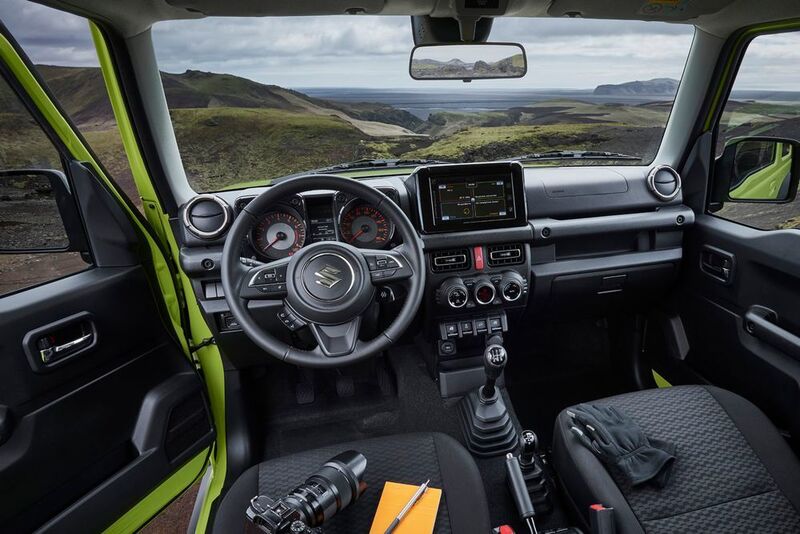 Der Haltegriff vor dem Beifahrer erinnert ebenfalls an die G-Klasse.  (Suzuki)