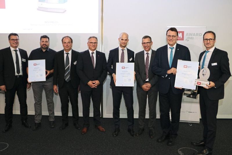 Die Shortlist-Gewinner in der Rubrik Werkzeugmaschinen (v.l.n.r.) Thomas Haag (von MHT) Michael Bähr (von Mediumverteiler), Herbert Merz (von MHT) sowie Gerhard Ulmer, Guido Spachtholz und Crispin Taylor (alle drei von Stama) freuen sich zusammen mit den MM-Award-Gewinnern Karl-Heinz Schumacher und Dr.-Ing. Dirk Prust (beide von Index Traub)  über die Auszeichnungen. (Reinhold Schäfer)