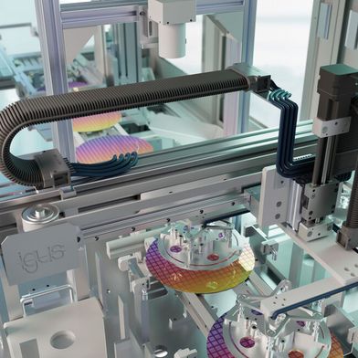 Mit der e-skin soft ESD bringt igus eine abriebfeste und ableitfähige Energiekette für Reinräume auf den Markt, die für mehr Sicherheit in der Chip- und Batteriefertigung sorgt.  (Bild: igus SE & Co. KG)