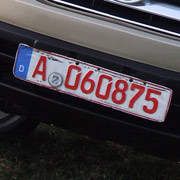 Mit neuen Regeln will der Bundesrat Händlern die Nutzung roter Kennzeichen wieder erleichtern.()