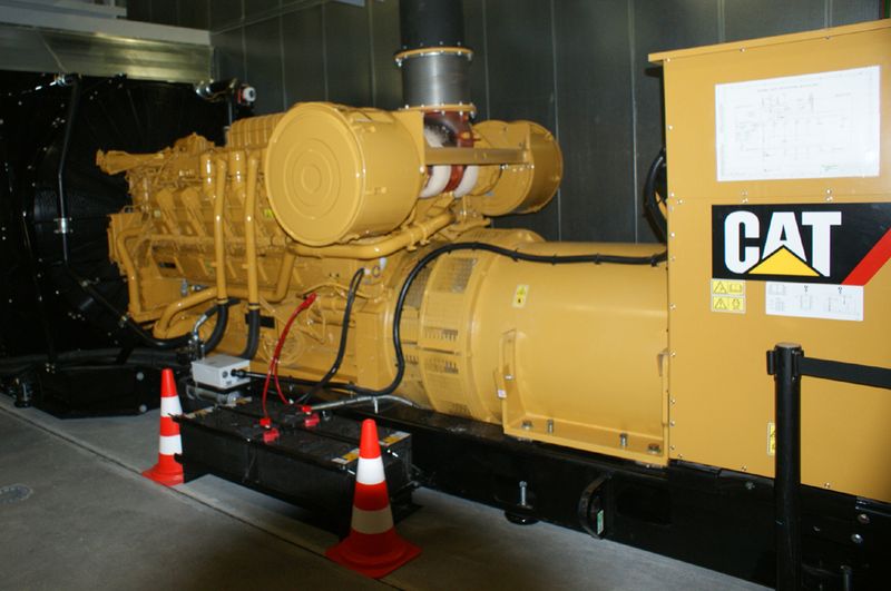 Sollte der Strom dennoch ausfallen, können zwölf Dieselgeneratoren den Betrieb unter Volllast 36 Stunden unabhängig vom öffentlichen Stromnetz aufrecht erhalten. Schalldämmung sorgt dafür, dass fast kein Lärm nach außen dringt, wenn das Rechenzentrum etwa einmal im Monat halbstündige Tests fährt. Zudem gibt es eine Absaugvorrichtung, die dafür sorgt, dass ungefiltert keine Schadstoffe in die Umwelt geblasen werden.  (Ulrike Ostler)