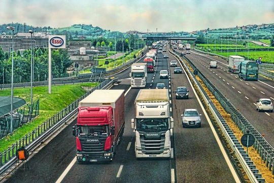 Der Energiebedarf von Fernlastwagen lässt sich mit Batterien kaum decken. Verbrennungsmotoren sind hier schwer zu ersetzen. Der Energiebedarf von Fernlastwagen lässt sich mit Batterien kaum decken. Verbrennungsmotoren sind hier schwer zu ersetzen.