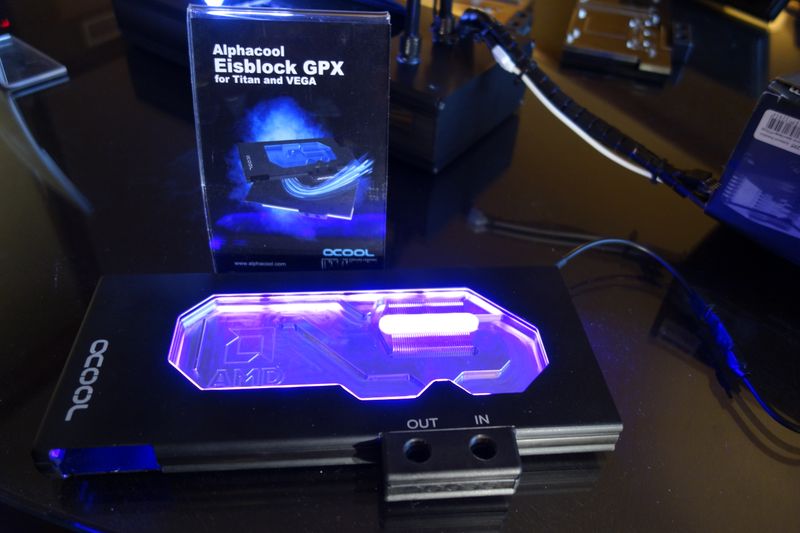 Der neue Fullcover Grafikkarten-Kühler, der Alphacool  Eisblock GPX für Titan und VEGA gibt es mit einem transparenten Deckel und RGB Beleuchtung. (Bild: IT-BUSINESS)