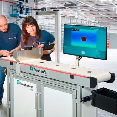 Dieses Gerät kann man bald in Dortmund bestaunen. Es ist mittels aktiver Thermographie in der Lage etwas zu machen, was bisher nicht klappte: Schwarze Kunststoffsorten voneinander zu unterscheiden und zu sortieren. Recyclingtechnik und Umwelt dürften sich freuen ... (Bild: Fraunhofer IZFP)