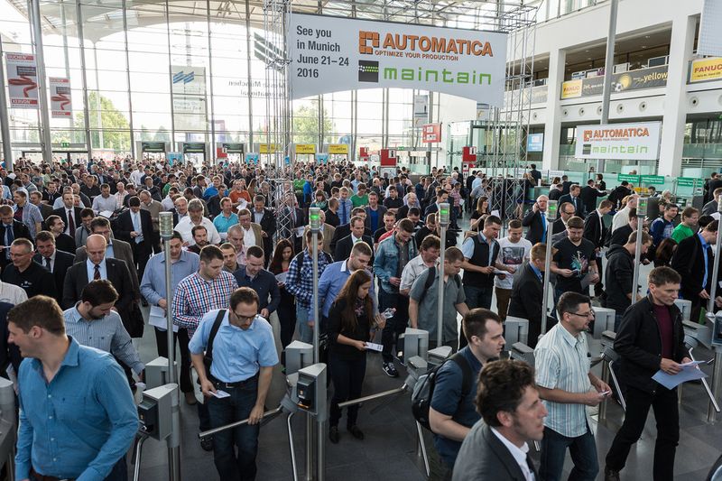 Am 3. Juni 2014 öffnete die Automatica in München wieder ihre Tore. Der Besuchermagnet sind in diesem Jahr ganz klar die Serviceroboter, die auf der Messe erstmals in einem eigenen Ausstellungsbereich präsentiert werden. (Thomas Plettenberg/Messe München)