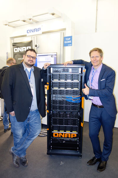 (l.) Florian Schorn und Mathias Fürlinger, QNAP, haben ihren eine Tonne schweren Schrank selbst reingerollt. (Bild: IT-BUSINESS)