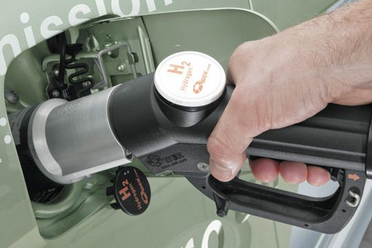 Der Wasserstoff-Tankstutzen des F-Cell ist vergleichbar mit einem konventionellen Einfüllstutzen. Auch der Tankvorgang selbst bleibt im Wesentlichen so wie mit Benzin. (Archiv: Vogel Business Media)