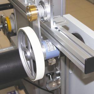 Mit bis zu 400 Metern pro Minute bewegen sich die Kunststoffbahnen unter den Kontrollsystemen hinweg.